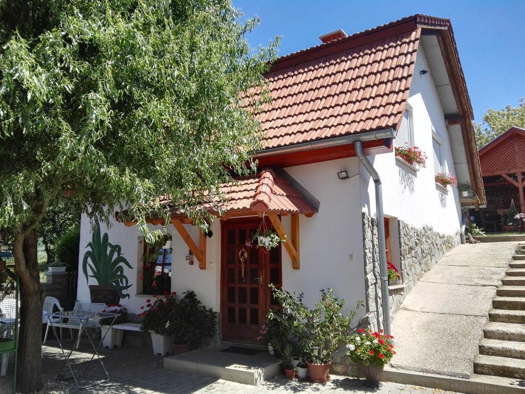 Agave Apartman Шарвар Экстерьер фото